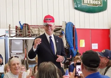 ABD Başkanı Joe Biden "Trump 2024" yazılı şapka taktı