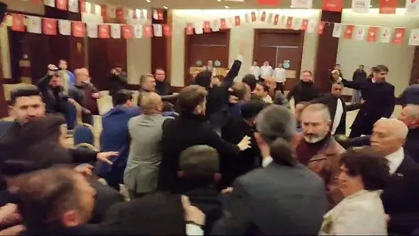 Zafer Partililer aday tanıtım toplantısında birbirine girdi! Yumruklar havada uçuştu