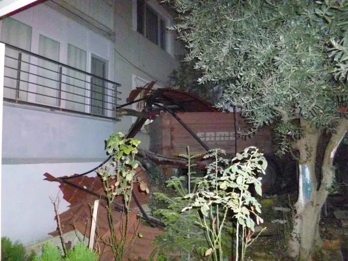 Bilecik'te freni boşalan TIR panik yarattı! 3 araca ve apartman duvarına çarptı - 3