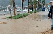 İzmir’de sağanak yağış: Bazı cadde ve sokakları su bastı
