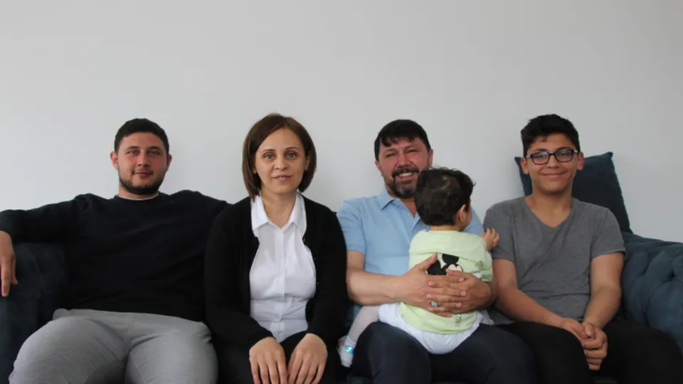 Öz evlatlarından ayırmıyor! Koruyucu aile ile büyüyen anne bayrağı devraldı