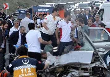 Erzincan'da TIR ile otomobil çarpıştı: 5 ölü