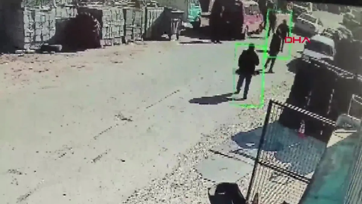 Satır ve demir sopaların da kullanıldığı silahlı kavga kamerada