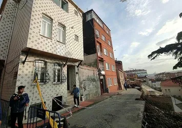 İstanbul'da facianın eşiğinden dönüldü! İstinat duvarı okul bahçesine yıkıldı