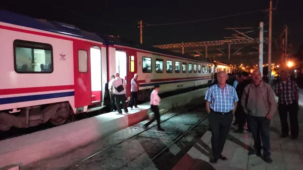 dogu-ekspresinin-vagonu-raydan-cikti-ankara-kayseri-demir-yolu-ulasima-kapandi-1662866159777.jpg Doğu Ekspresi'nin vagonu raydan çıktı! Ankara-Kayseri demir yolu ulaşıma kapandı - 3