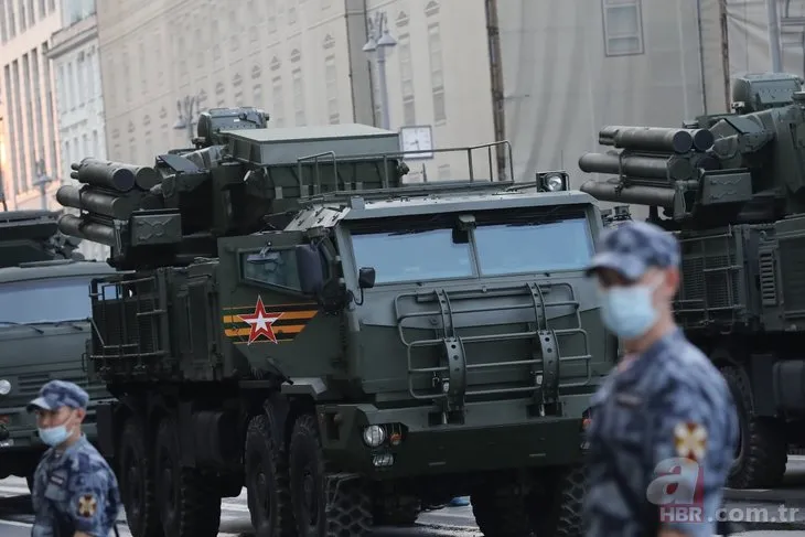 Rusya’nın başkenti Moskova’da dikkat çeken kare! Asker sokağa indi! S-400’ler...