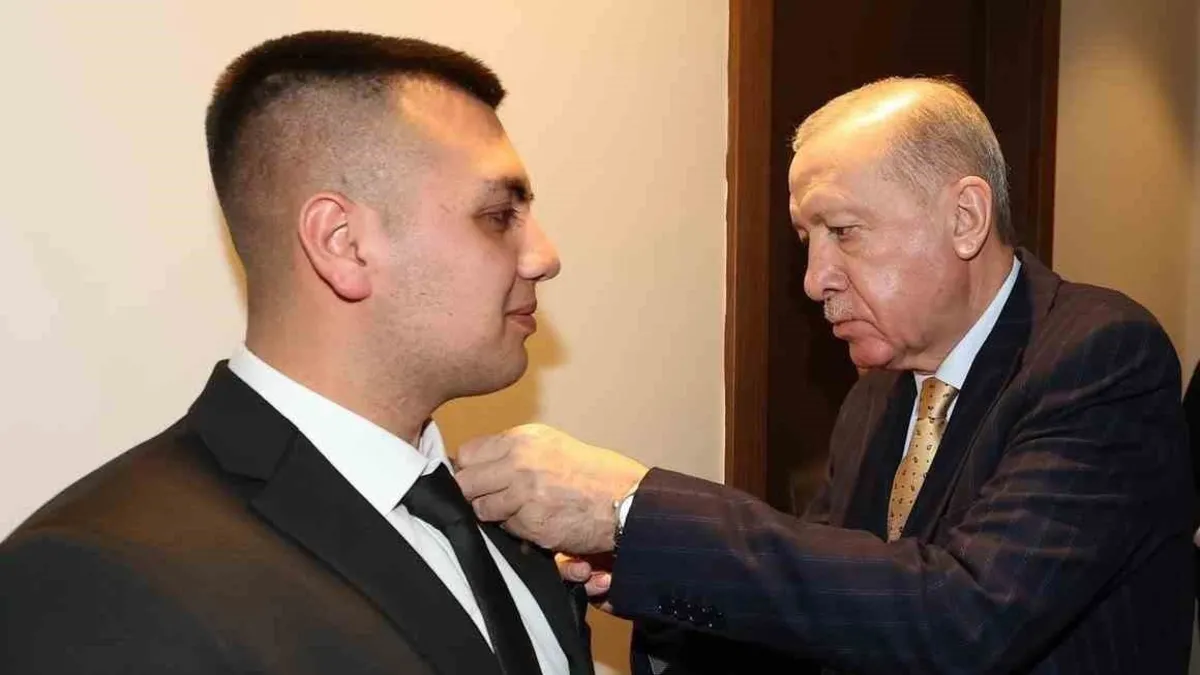 Başkan Erdoğan Burdurlu adaşı Recep Tayyip Erdoğan’a parti rozetini taktı