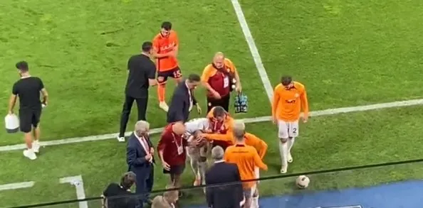 Galatasaray’da sakatlık şoku: Kazımcan Karataş soyunma odasına götürüldü