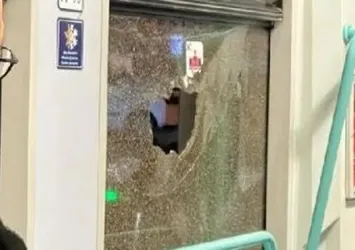 Zeytinburnu'nda tramvaya taşlı saldırı! T1 Kabataş-Bağcılar seferini yapan tramvay servis dışı