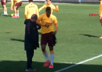 Fatih Terim ve Ryan Donk'tan koronavirüs tokalaşması!