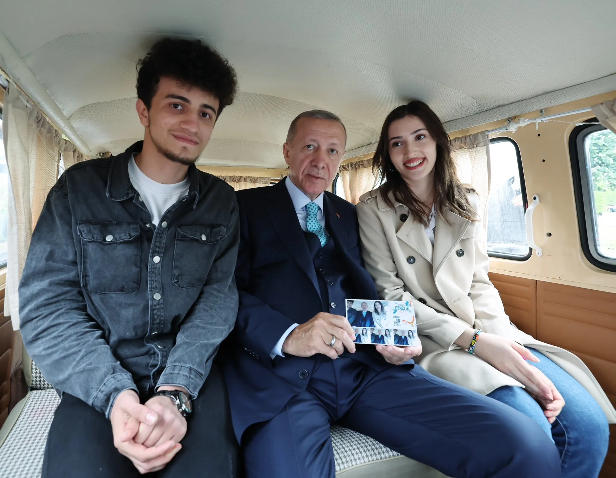 Gülümse çekiyorum! Başkan Erdoğan'ın gençlerle buluşmasında renkli anlar: Yazılımı yerli mi bunun?