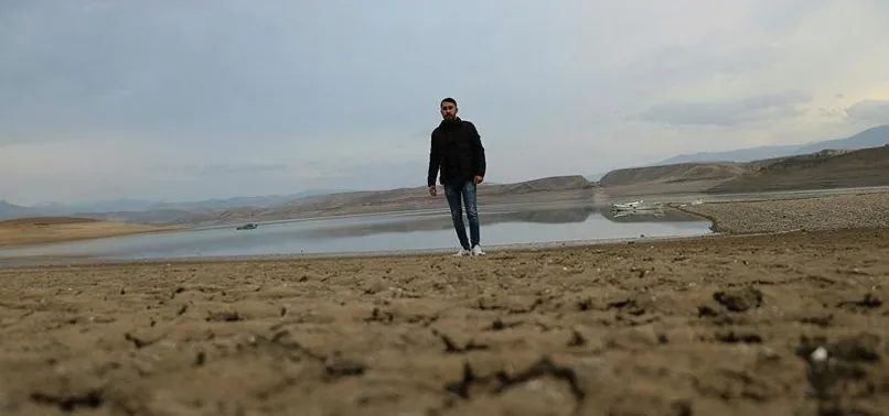 Sivas'ta korkutan görüntü! Sular tamamen çekildi