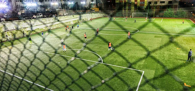 Halı sahada bıçaklı kavga: 3 yaralı