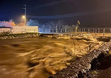 Sağanak yağış İzmir'i vurdu! Cadde ve sokaklar göle döndü