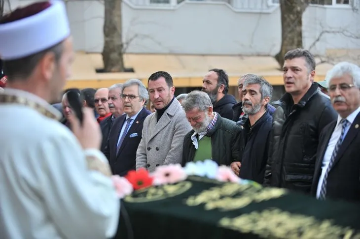 Ahmet Mekin eşi Kumral Şükran Kurteli’yi gözyaşlarıyla son yolculuğuna uğurladı