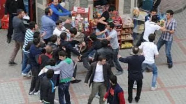 eski-goruntuyle-algi-operasyonu-afganlar-ile-suriyelilerin-kavgasini-bulgarlar-ayirdi-iddialarina-yalanlama-1662226594395.jpeg Eski görüntüyle algı operasyonu: 'Afganlar ile Suriyelilerin kavgasını Bulgarlar ayırdı' iddialarına yalanlama - 3