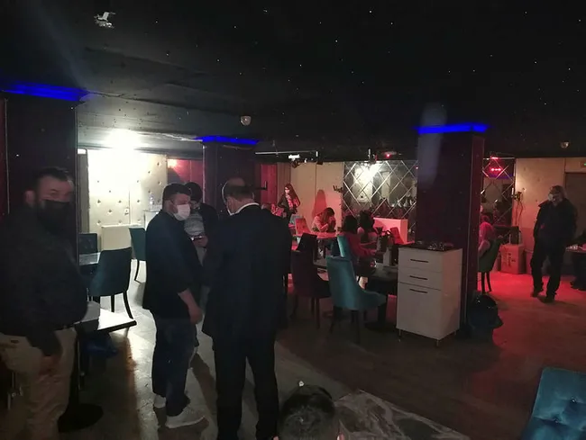 Ankara'da karantinada olması gereken kişi barda eğlenirken yakalandı - 1