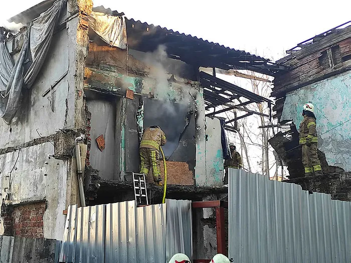 Son dakika: İstanbul Fatih'te iki katlı ahşap bina alevlere teslim oldu - 1