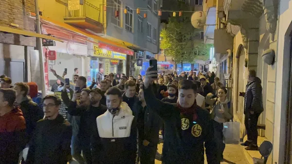 eskisehirde-trabzonsporlularin-sevinci-kursaginda-kaldi-kutlama-yaptirmadilar-1651358754975.jpg Eskişehir’de Trabzonsporluların sevinci kursağında kaldı! Kutlama yaptırmadılar! - 3