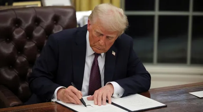 abdnin-parali-askerleri-gazzede-isgal-genisliyor-mu-1739437769824.jpg ABD Başkanı Donald Trump kararname imzalarken (Arşiv)