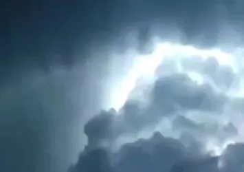 İstanbul'da 'elektrik fırtınası' gökyüzünü aydınlattı! Elektrik fırtınası neden olur? Uzman isim A Haber'de anlattı