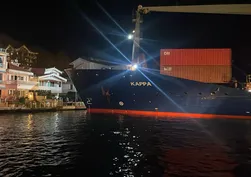 İstanbul Boğazı’nda gemi arızası: Yalıya çarpmaktan son anda kurtuldu