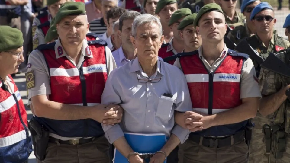Halk darbeci hainleri böyle karşıladı!