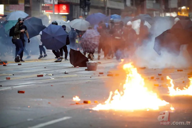 Hong Kong'da göstericiler haber ajansı ofisine saldırdı 11