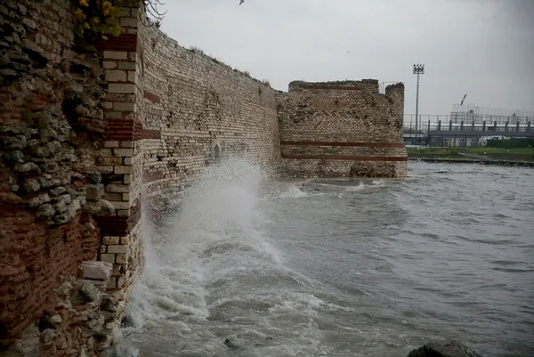 Fırtına ne zaman bitecek? İstanbul, İzmir, Bursa, Çanakkale, Sakarya fırtına kaç gün sürecek? İstanbul günlük hava durumu!