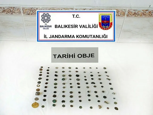 bandirmada-yuz-adet-tarihi-sikke-ele-gecirildi-1644673456854.jpg Bandırma'da yüz adet tarihi sikke ele geçirildi - 1