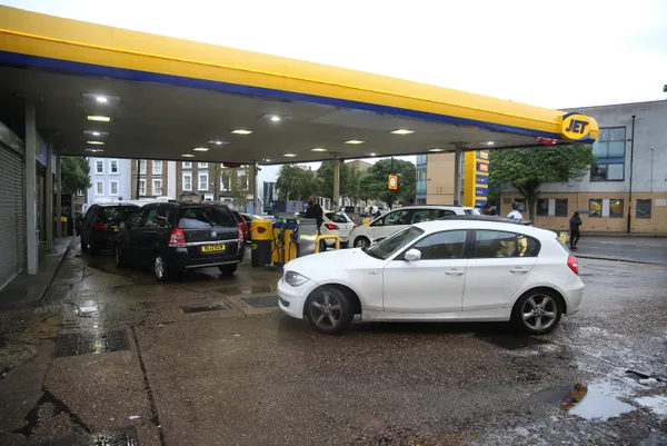 ingilterede-degismeyen-tablo-akaryakit-kuyruklari-devam-ediyor-1633194576136.jpg İngiltere'de değişmeyen tablo! Akaryakıt kuyrukları devam ediyor - 3