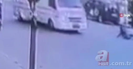 Büyükçekmece’de 15 yaşındaki çocuk ölümden döndü! Köpekten kaçarken minibüs çarptı metrelerce havaya fırladı