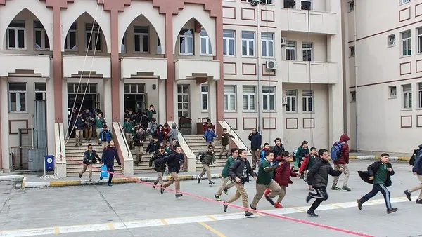 Son dakika | Deprem bölgesindeki okullarda telafi eğitimi! Bakan Özer açıkladı! Tarih belli oldu - 2