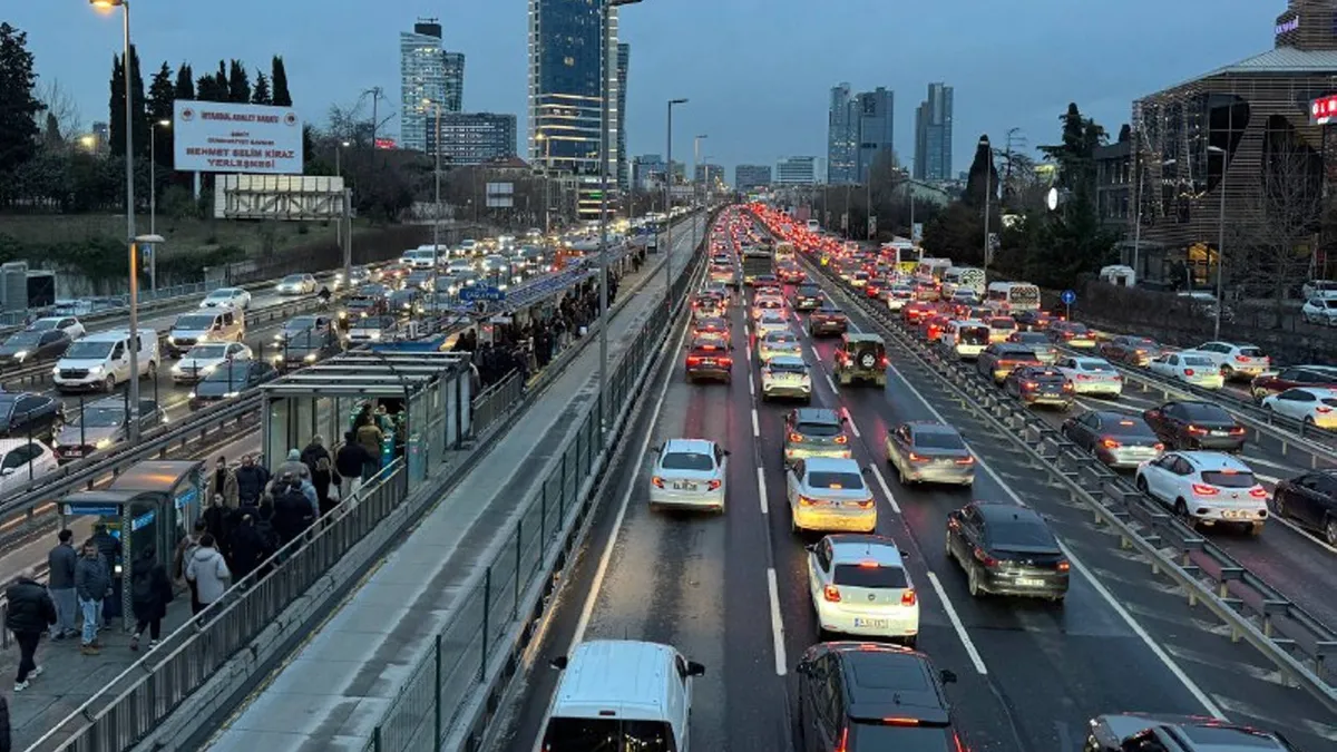 İstanbul’da trafik kilitlendi! Akşam saatlerinde yoğunluk yüzde 80’e çıktı