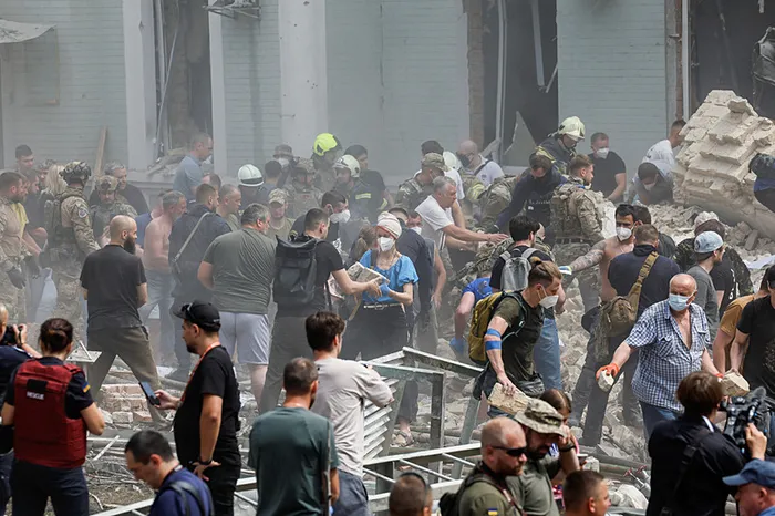 1720431045863.jpg Rusya'dan Ukrayna'ya eş zamanlı saldırı! Kiev'de üst üste patlamalar: Çok sayıda kişi öldü... - 1