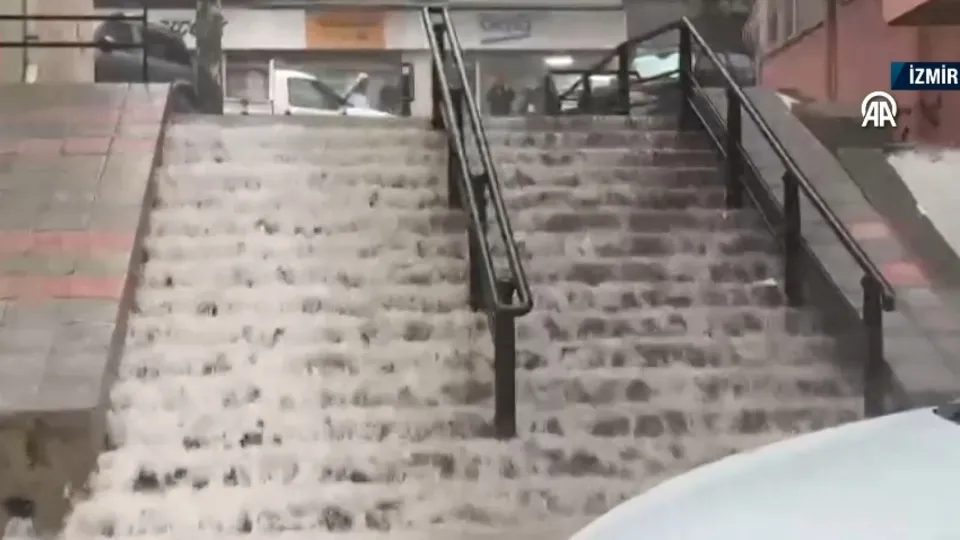 İzmir sağanak vurdu hayat felç oldu