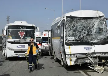 Manisa'da 2 midibüs ve 1 otobüs birbirine girdi! Zincirleme kazada 35 yaralı