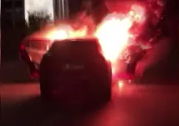 İstanbul'da İsrail saldırılarına protesto! Konsolosluğun önünde aracını yaktı