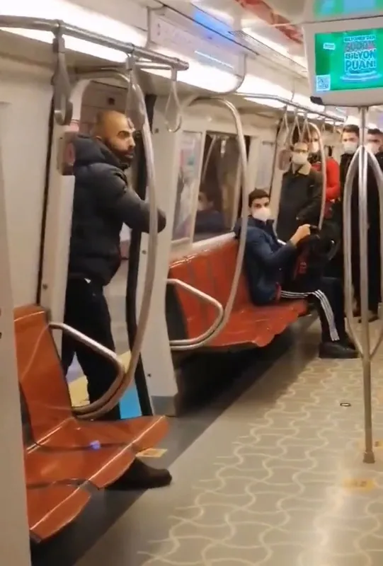 kadikoy-tavsantepe-metrosunda-anne-kiza-bicakla-saldiran-sahsin-yargilandigi-davada-gelisme-18-yil-3-ay-hapsi-1664281310537.jpg Metroda bıçağıyla kadınları tehdit eden Emrah Yılmaz'ın cezası belli oldu - 4