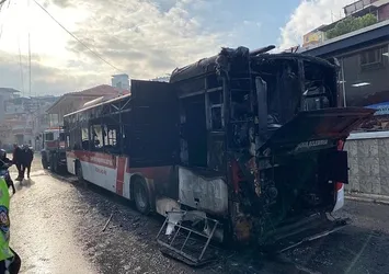 İzmir'de belediye otobüsü alevlere teslim oldu