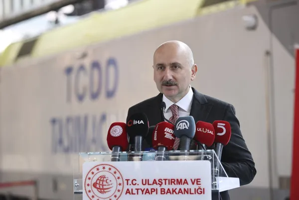 1641461092326.jpg Ulaştırma ve Altyapı Bakanı Adil Karaismailoğlu açıkladı: 128 milyon 565 bin yolcu hava yolu ile seyahat etti - 1