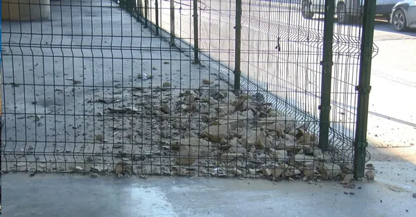 Bayrampaşa'da İBB'nin ihmali yüzünden halk tedirgin! Köprü bakımsızlık nedeniyle parça parça dökülüyor - 1