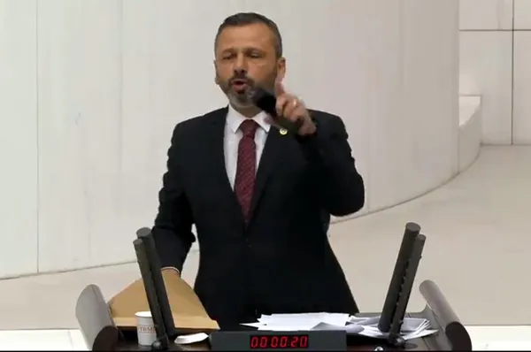 CHP ve HDP’den Meclis’te provokasyon! Burak Erbay Kürsüde çekiçle telefon kırdı! TBMM Başkanı Şentop’tan ilk yanıt: Kürsüler şov yeri değil