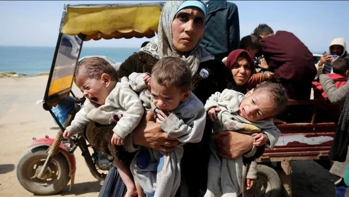 trumpin-gazze-plani-ingiliz-dergi-topa-tuttu-arap-ulkeleri-utanc-verici-bir-pozisyonda-1739960347721.jpg Gazze Şeridi'nde yerinden edilen bir aile (AA)