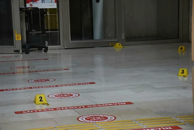 Adana Adliyesi'nde 1 kişi silahını ateşledi: 3'ü çocuk çok sayıda yaralı - 3