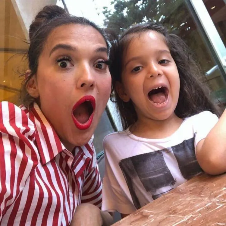 Demet Akalın 6 yaşındaki kızı Hira�yı bebek arabasıyla gezdirdi