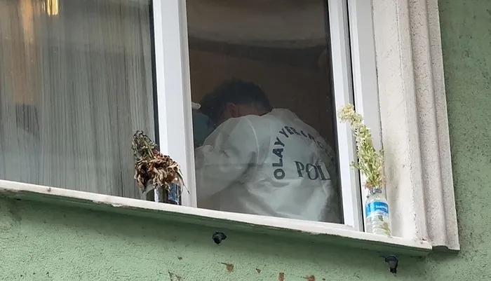 sislide-sir-olum-iranli-bodyguard-agzi-yuzu-kanlar-icinde-bulundu-1744357820310.jpeg Olay yeri inceleme ekipleri evin her yerinde incelemelerde bulundu. (DHA)