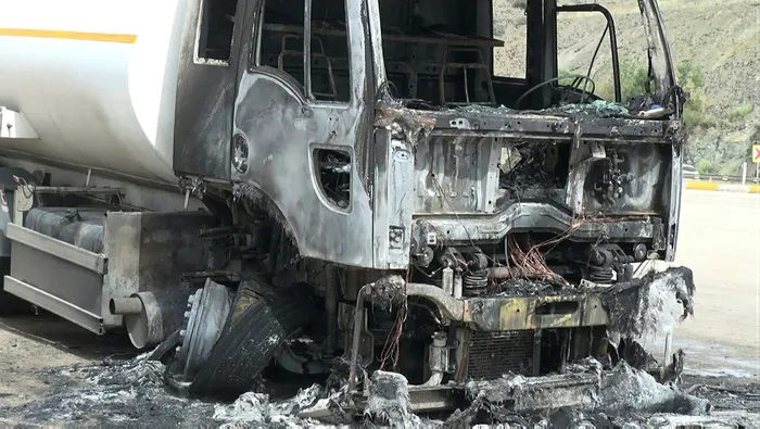son-dakika-kirikkalede-mazot-yuklu-tanker-alev-alev-yandi-1654266809272.jpg Son dakika: Mazot yüklü tanker alev alev yandı! Kırıkkale'de korku dolu anlar - 2