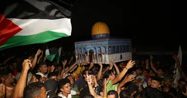 Filistinliler ateşkesi kutlamak için Mescid-i Aksa’ya akın etti