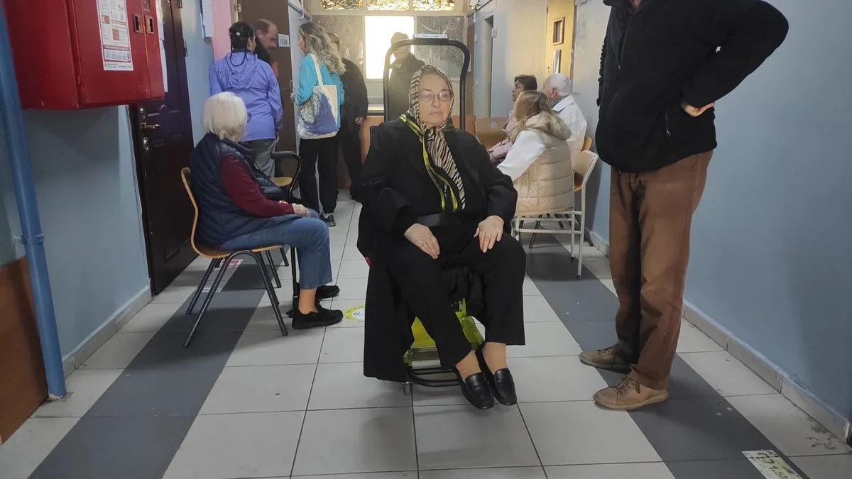 İstanbul'da seçim heyecanı! Tekerlekli sandalye ile oy vermeye geldi | En fazla ve en az seçmen hangi ilçelerde?